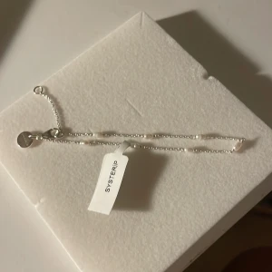 Syster p armband - Jätte gulligt silvrigt armband från syster p, fick i present men är guldtjej så därför säljer jag! Helt ny aldrig använd!💓💓som ny 600kr säljer för 400kr 