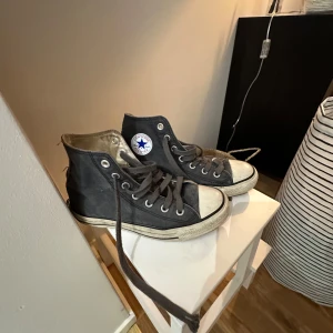 Converse - Supersnygga converse i en grå färg, perfekt till hösten!!🤎 (pris går att diskutera) 