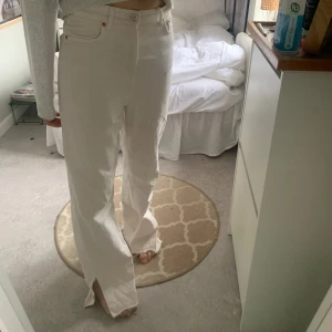Zara jeans - Vita Zara jeans strl 34 med slits nertill! Supersnygga!