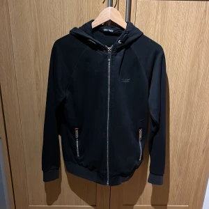 Antony morato tröja - Säljer min Antony morato kofta på grunnar att den inte kommer till användning längre. Inga defekter förutspå pyttelite rostig dragkedja som knappt syns