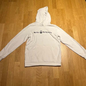 Sail racing hoodie - Skön hoodie som jag växt ur , skriv för fler bilder  Storlek 160cm