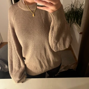 Stickad tröja - En brun/beige stickad tröja från Kappahl. Supermysig o lite större i armarna. Inte stickig eller obekväm. Aldrig använd💕💕