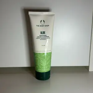 Säljer en Aloe Soothing Cream Cleanser från The Body Shop. Denna rengöringskräm är perfekt för känslig hud och har en lugnande effekt. Förpackningen är grön och vit med en praktisk skruvkork. Har bara testat helt full orginal pris :400