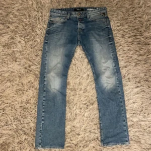Replay Jeans - Replay Jeans modell Waitom Storlek 31/32 helt okej skick alla slitningar är design förutom längst ned på byxan. Tveka inte att höra av dig vid intresse Mvh Elias🙌🏼🤩