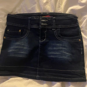 Jeanskjol - Jeanskjol med fina detaljer , änvänt sällan💕