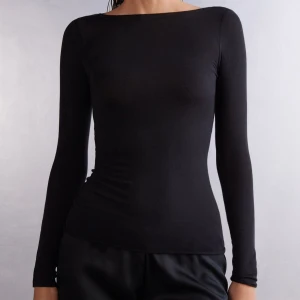 Svart långärmad topp - Säljer en Boat Neck Ultralight tröja i modalkashmir från intimissimi. Den är använd runt 5 gånger. Gillar tröjan väldigt mycket men användt få gånger så jag vill sälja den. Orginal pris kostar den 459 kr. Pris går att diskuteras💕