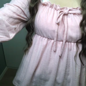 långärmad blus - Färgen är som på bild 2, stretchig, oklart märke då jag fått den utan lapp, knappt använd🎀