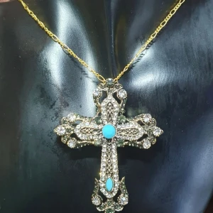 Brosch/Hänge - Vackert kors med kedja - Den här broschen i form av ett kors är ca 6 × 5 cm. Medföljer en kedja som ses på bilderna, mått på den är 46.5 cm.