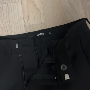 Bikbok kostymbyxor  - Helt oandvända kostymbyxor från bikbok, det är i petite så de passar de lite kortare, tyvärr har det för stora för mig! 