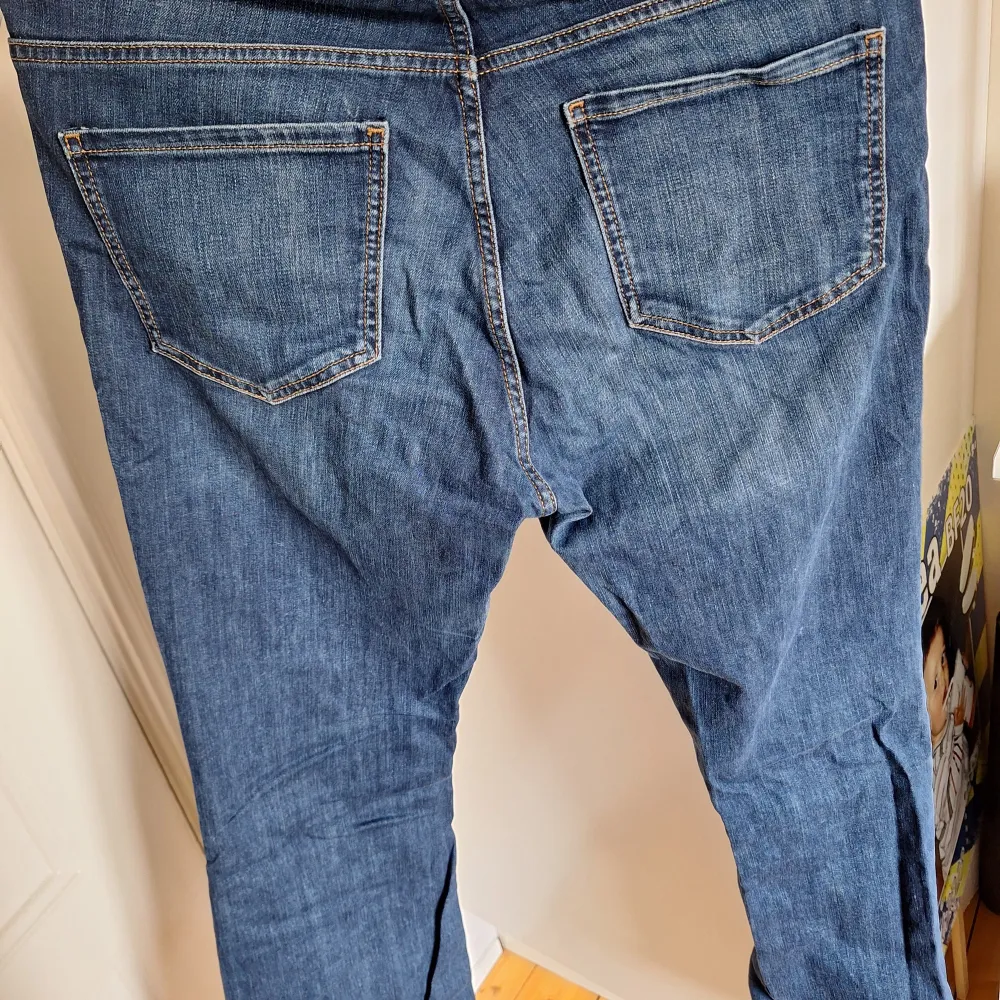 Ytterliggare ett par superfina bootcut jeans som inte längre kommer till användning! Är i storlek 44 men skulle säga att dem passar 42 då dem är ganska små i storleken! Älskar verkligen denna blåa färgen! Byxorna är i använt skick men inget fel på!!. Jeans & Byxor.