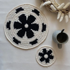 Tallrik & glasunderlägg  - Jag gör handvirkade bords & glasunderlägg 🖤 Man får gärna välja egna färger! Bordsunderlägg: 27cm (diameter) & glasunderlägg: 13cm (diameter)
