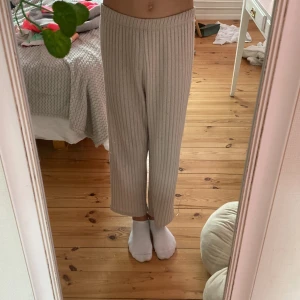 Ett par luftiga byxor  - Ett par luftiga byxor somnar perfekt på sommarn när det är lite blåsigt men också varmt.