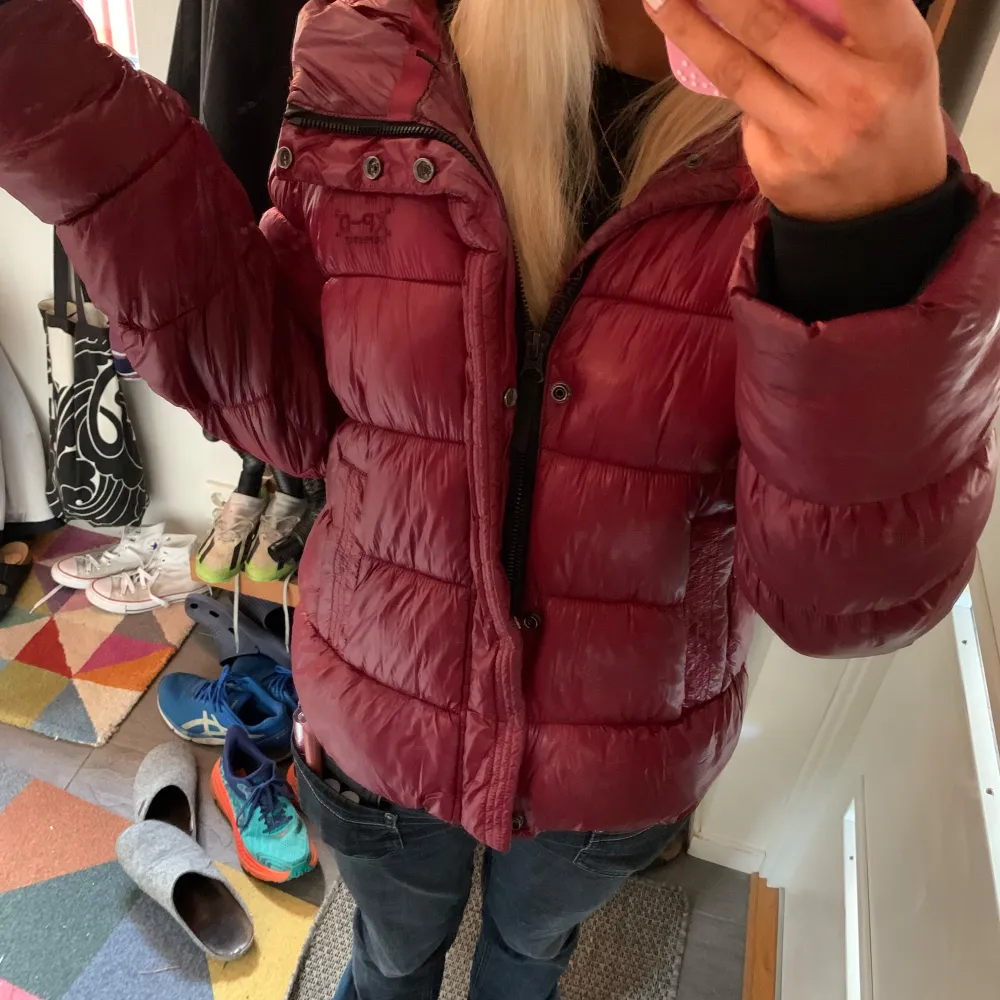 Röd glansig superdry vinterjacka i bra skick. Storlek S/38💗💗. Jackor.