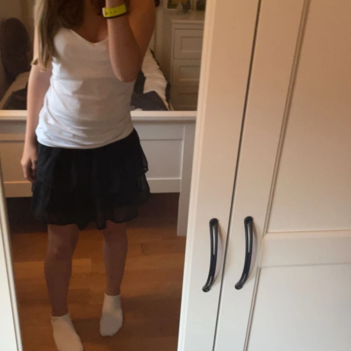 Svart kortkjol med volang - 90