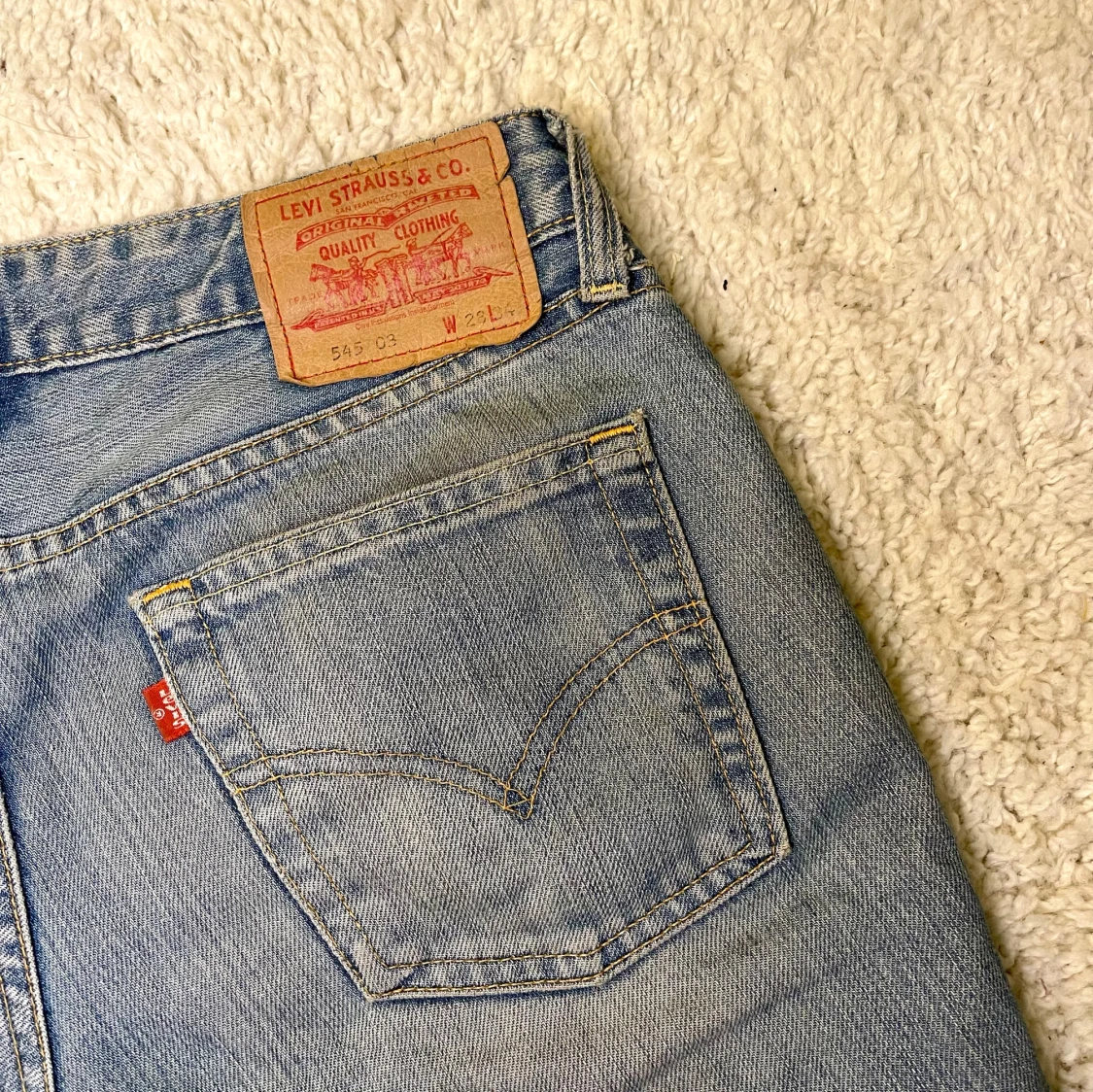 Lågmidjade bootcut jeans ifrån Levi’s - 28