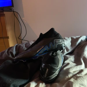 Fotbollsskor  - Bra skick men utan snören men dom sitter ändå bra dom är storlek 41 men passar 40 priset kan diskuteras 