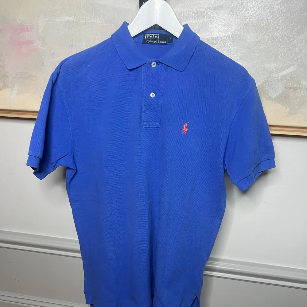 Blå Polo Ralph Lauren pike  I Storlek S men passar L och modellen är 184 cm làng | Bra skick, 8/10 | Nypris 1100 kr, bra pris på 299kr. Skjortor.