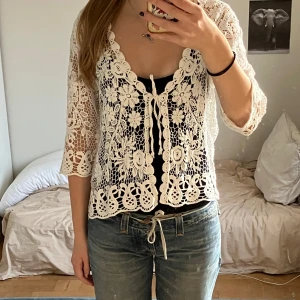 Jättesöt virkad tröja - En supergullig virkad tröja som man knyter där fram. Vet tyvär inte märke eller storlek, men skulle säga att den kan passa lite olika beroende på hur man vill ha passformen 💕