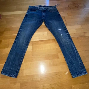  Polo Ralph Lauren  - Säljer ett par riktigt schyssta jeans från Ralph lauren med slitningar och en skön tvätt. Sprillans nya med alla lappar kvar. Säljer dem för dem passa inte riktigt mig. Priset är ett hugget i sten och det är bara att höra av sig vid frågor. OBS nypris ca 2200kr samt göra inte denna modell längre (vad jag vet)