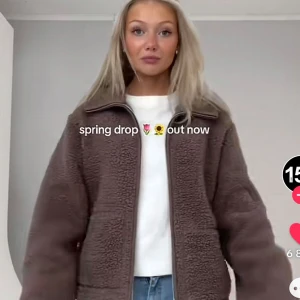  teddyjacka med dragkedja - Intressekoll på en jättefin teddy jacka, beställde en i xs och en i s så kommer sälja den som jag inte behåller, slutsåld i båda storlekarna, färgen på sista bilderna🩷