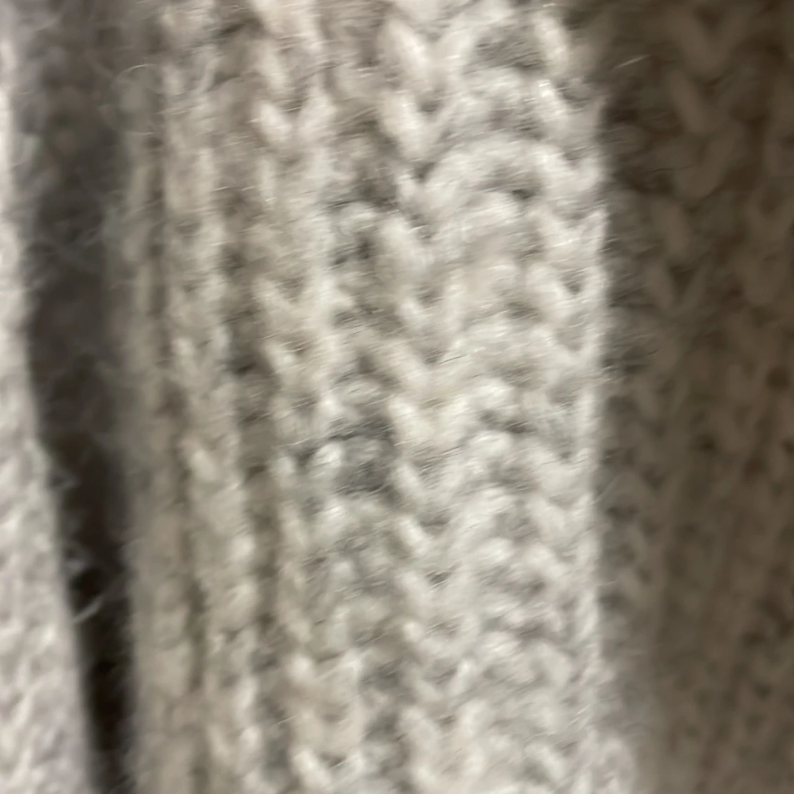 En grå tröja från Ginatricot  - 3