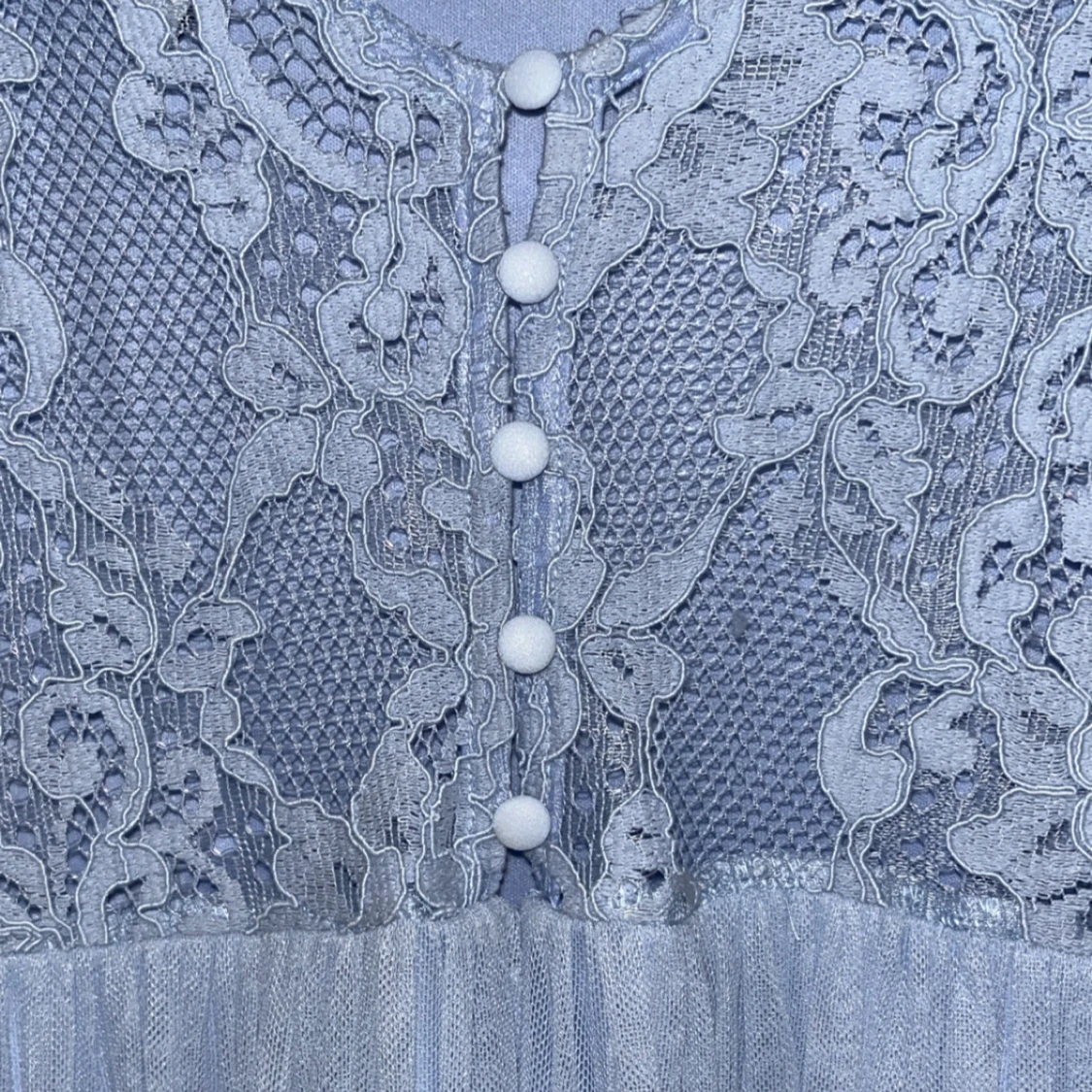 Ljusblå balklänning med spetsdetaljer - 3