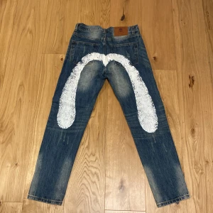Evisu Jeans - Snygga Evisu jeans med schyssta slitningar.