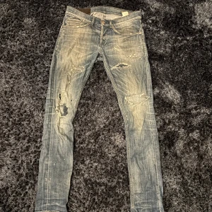 Blå slitna jeans - Säljer ett par don dup med slitslitningar på  säljer de för att de e för små skriv om funderingar tar byte 
