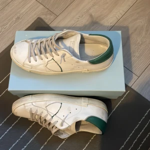 Vita sneakers från Philippe Model - Sköna dojer från Philippe model i 42-43. priset är ej hugget i sten och fråga vad du vill👍
