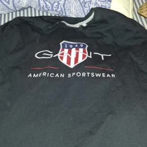 Gant T-shirts  - Svart Gant T-shirts nästan aldrig använd passar bra till allt storlek S