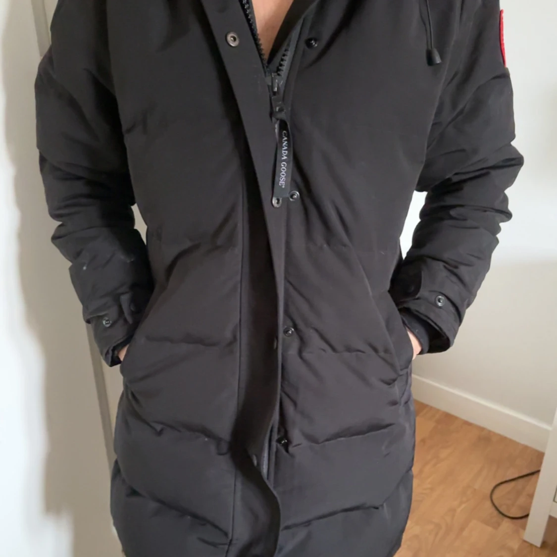 Svart dunjacka med päls från Canada Goose