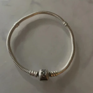 Silverarmband från Pandora - Ca 118 cm och endast använd någon enstaka gång. Original pris 650kr