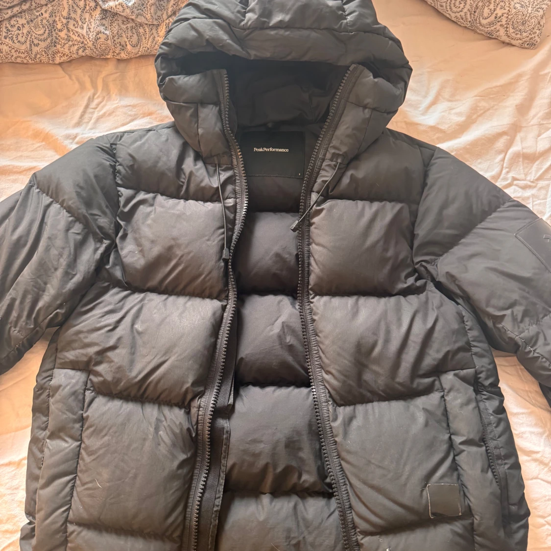 Svart dunjacka från Peak Performance