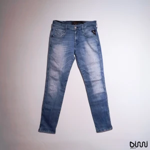 Replay anbass - Replay anbass | W30 L32 | skick 7/10, laggade slitning på vänster knä annars bra skick.