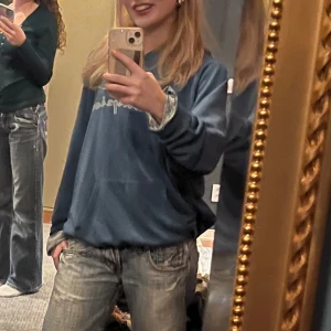 Blå hoodie från Champion - Säljer en snygg blå hoodie från Champion. Använd men inga spår av användning, storlek M/L men passar bra för xs/s om man vill ha mer baggy