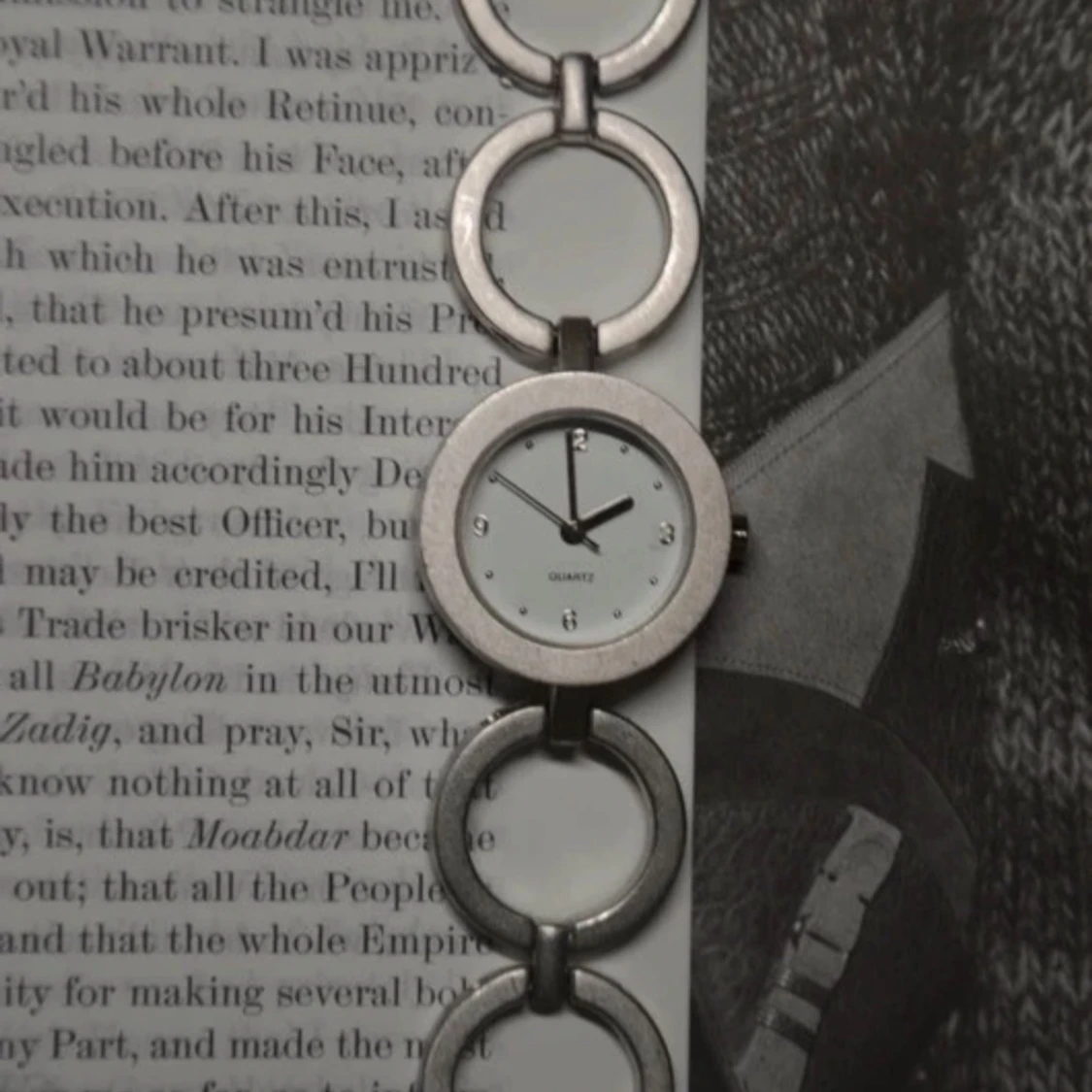 Silverfärgad armbandsklocka med cirkulär design - 1