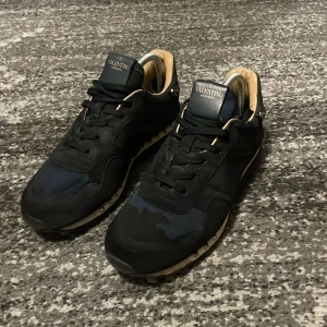 Valentino Garvani rockrunners - Valentino Garvani rockrunners i strålande skick! Alla nitar är kvar utan att behövas limmas på igen.  