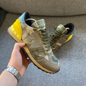 Valentino Rockrunners - Säljer ett par sjukt fräscha rockrunners i size 41. Endast skorna, hör av er vid funderingar!