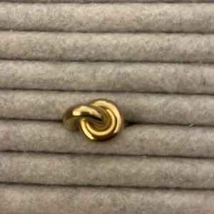 Guldfärgad ring med knutdesign - Nyskick från Edblad säljer för den inte passar💞