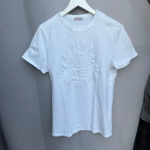 Moncler t- shirt - Säljer nu min äkta Moncler t- shirt. Trycket på magen har lossnat lite.