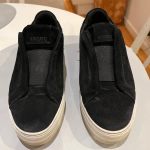 Axel Arigato 360 laceless  - Snygga svarta sneakers från Axel Arigato med en stilren design. Dem har ett mycket bra skick med inga problem, fick dem i present 2023 och är inte använda mycket slutades använda i början på 2024. Jag säljer dessa för att dem har blivit för små, det följer med en sko påse från Axel Arigato