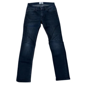 Mörkblåa jeans från Acne Studios - Snygga mörkblåa jeans från Acne Studios med klassisk femficksdesign. De har en rak passform och är tillverkade i ett slitstarkt denimtyg. Perfekta för en stilren look.