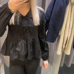 Gina Young blus  - Gina Young blus i storlek 158-164 men passar mig bra som brukar ha XS. Inte använd och lappen är kvar, köpte för 250 och säljer för 150❤️