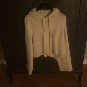 Stickad hoddie  - Säljer denna från Zara i m passsd s