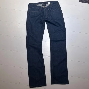 acne archive raw denim - dunderfeta acne archive brallor från 2000-talet! knappast använda och kan få en riktigt skön fade över tid, tyvärr saknas bakre tabben.. hojta till om ni har några frågor! byxorna sitter också på den tajtare änden av w34 enligt mig 