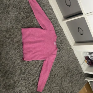 Rosa stickad tröja från Vero Moda - Säljer en söt rosa stickad tröja från Vero Moda. Tröjan har långa ärmar och en mjuk, bekväm känsla. Perfekt för kyligare dagar och ger en färgglad touch till garderoben. Passar barn i åldern 9-10 år.