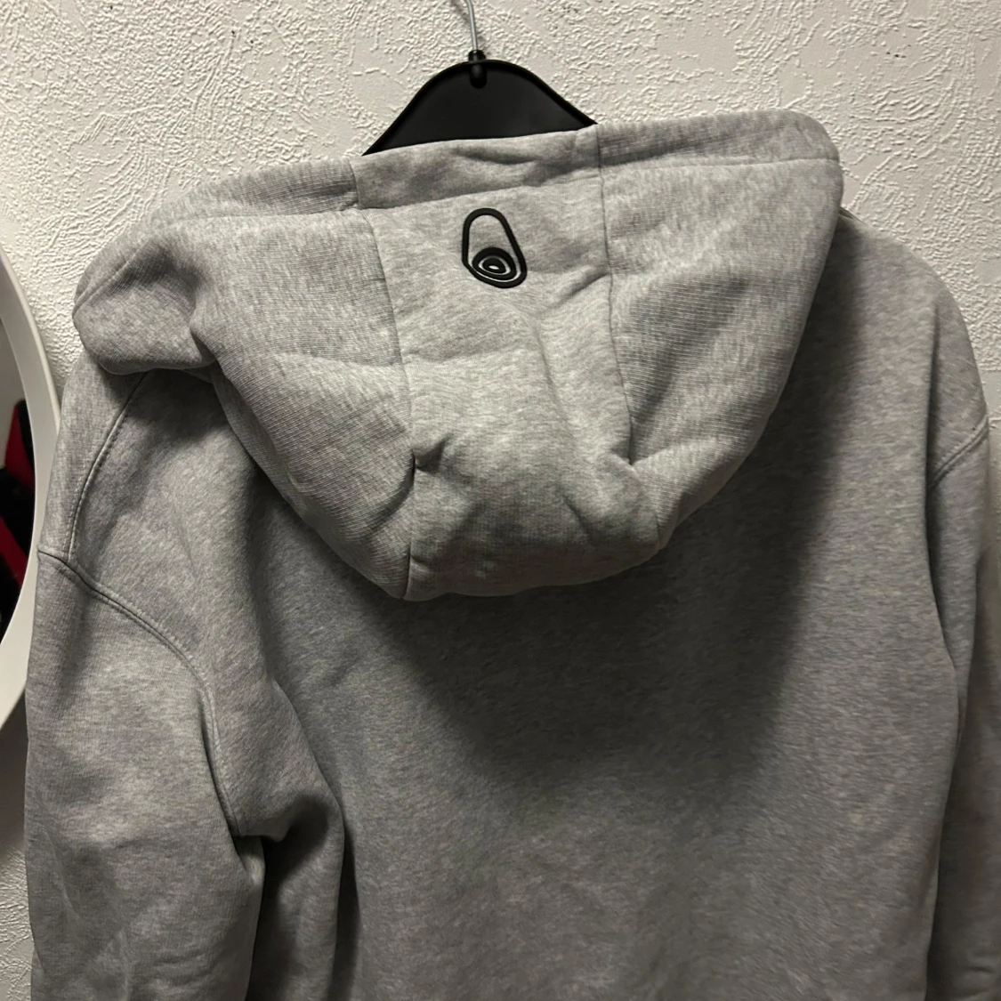 Grå hoodie från Sail Racing - 1