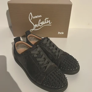 Loubutin (gråa) - Snygga svarta sneakers från Christian Louboutin med nitar! (Dustbag kartong medföljer) pris kan diskuteras vid snabb affär!⭐️ skynda på då demma skor är ganska sällsynta ! Billigare pris då spikarna är lite slitna!🤝