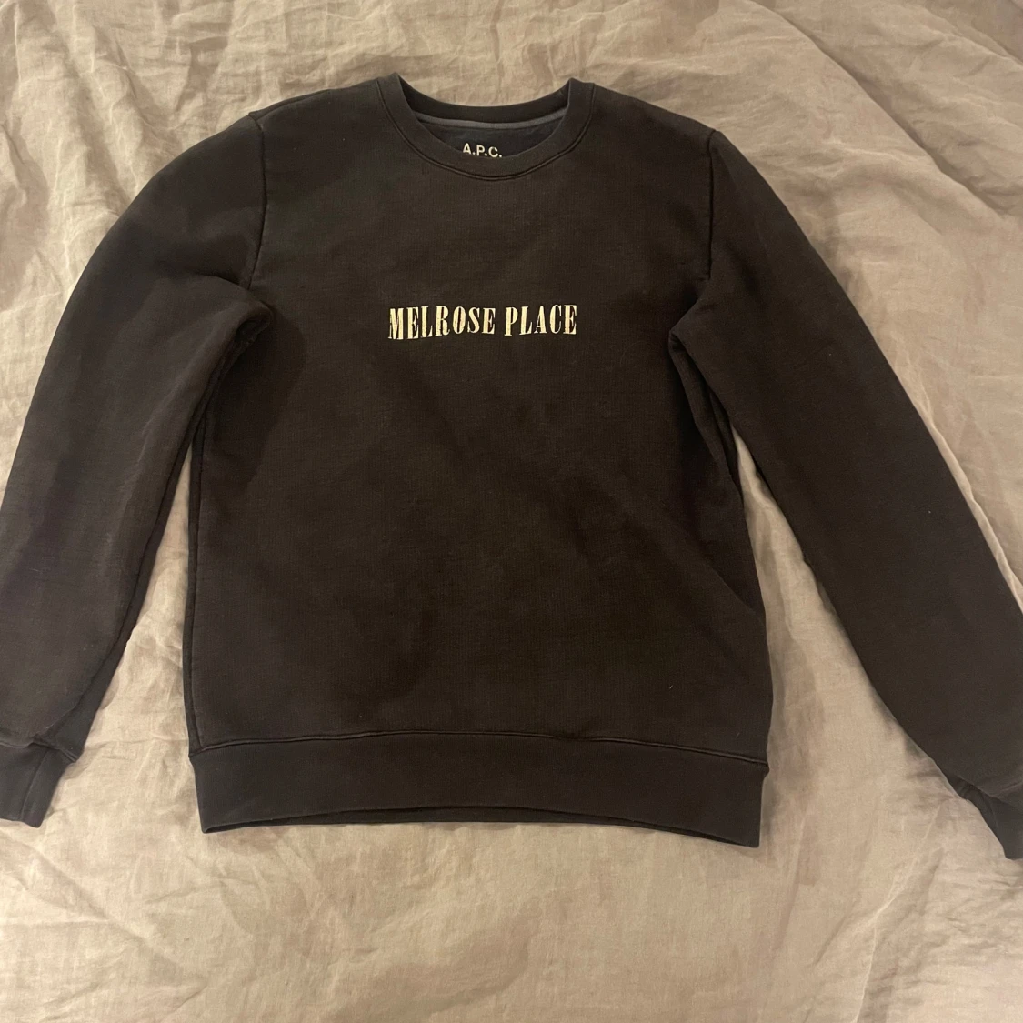 Svart sweatshirt från A.P.C.