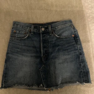 Söt jeanskjol från Levi's💓 - Snygg jeanskjol från Levi's i klassisk blå denim. Kjolen har en kort längd med rå kant och femficksdesign. Perfekt för sommaren!💙